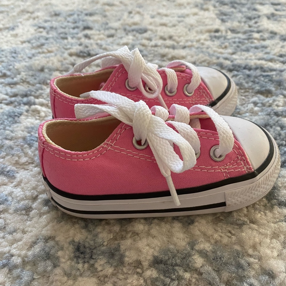 Pink converse all star size 4